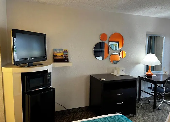 Howard Johnson By Wyndham Houston Heights/Downtown