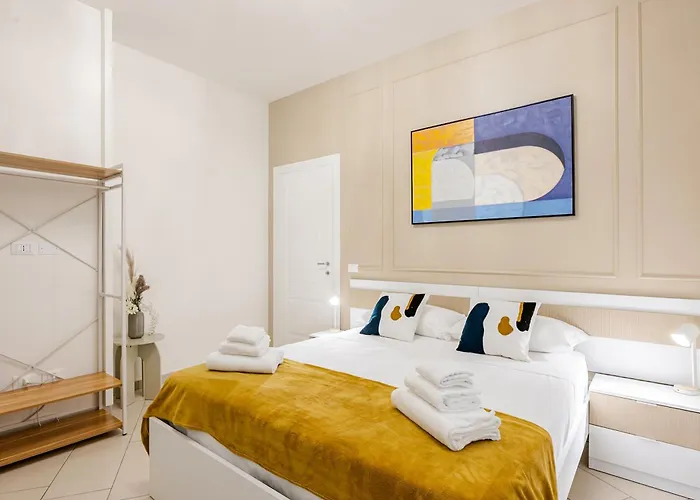 Elegant 2Br In Central Naples