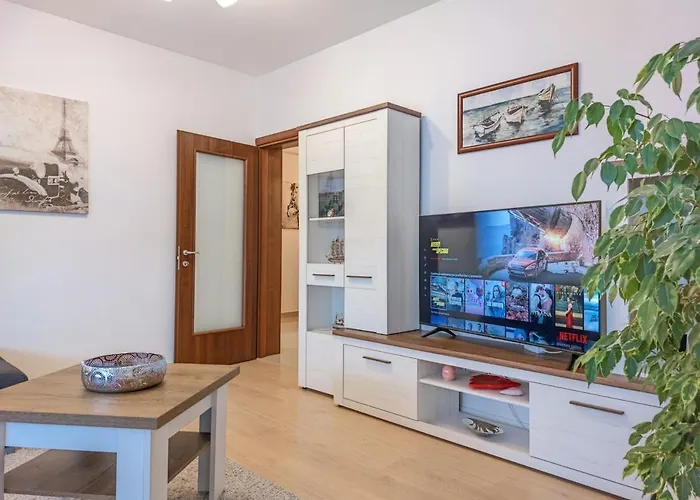 Stylish Sunrise Apartment - Balcony & Parking Bucharest