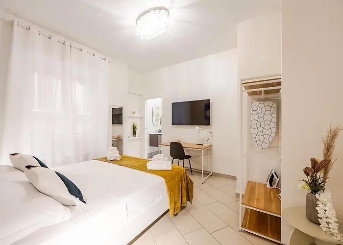 Elegant 2Br In Central Naples