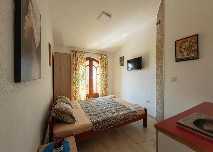 Violit Apartments&Restaurant Sutomore