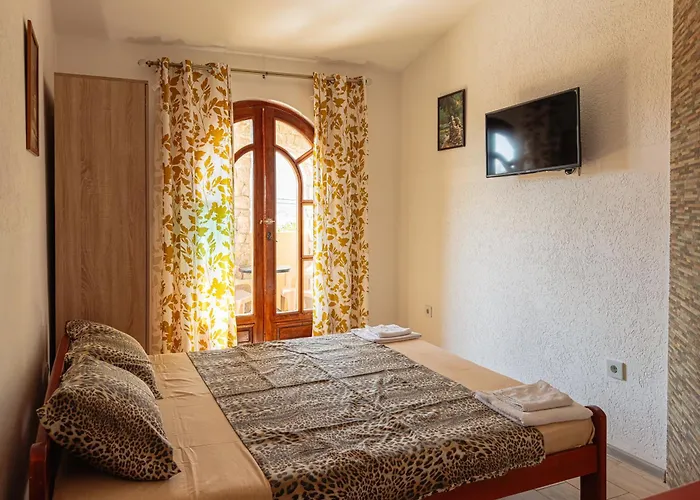 Violit Apartments&Restaurant Sutomore
