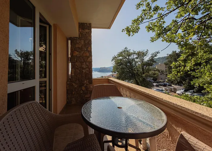 Violit Apartments&Restaurant Sutomore