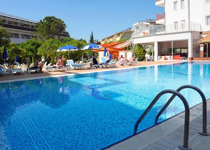 Catty Cats Garden Hotel Side