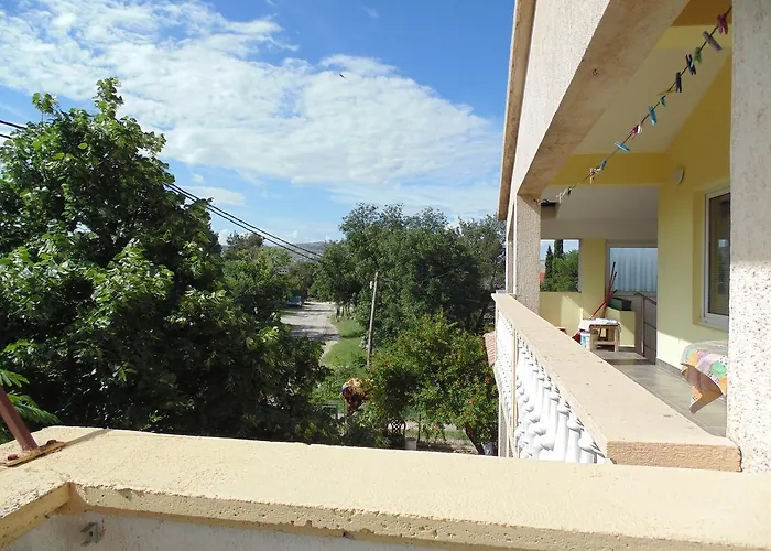 Apartments Cico Starigrad