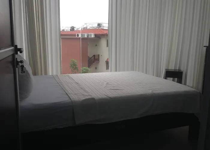 Room2Board Hostel And Surf School Jaco
