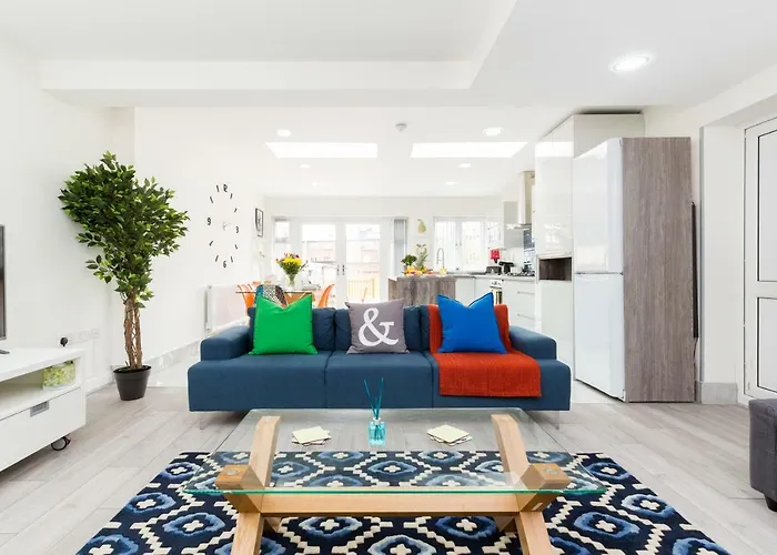 Hs2 Contractors And Long Stays For Insurance And Relocations - 4 Bedroom House With 7 Beds-2 Bathrooms & Drive Birmingham