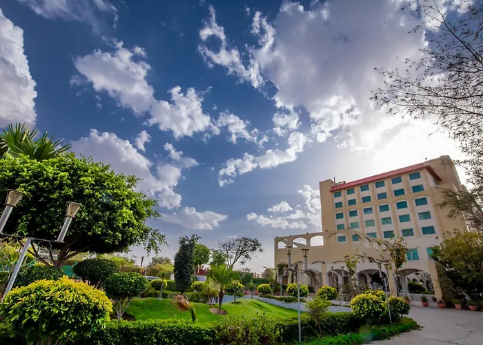 Ramada By Wyndham Jaipur Jaisinghpura Hotel
