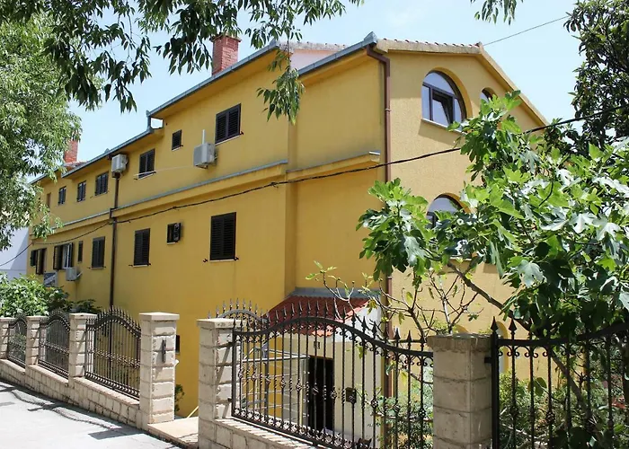 Eros Rooms Split