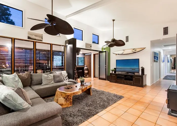 Cool Noosa Home. Central Location. A/C. Gym. Wifi. Netflix