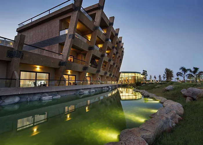 Noah'S Ark Deluxe Hotel Vokolidha