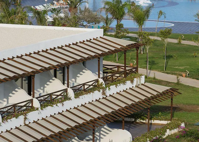 Noah'S Ark Deluxe Hotel Vokolidha